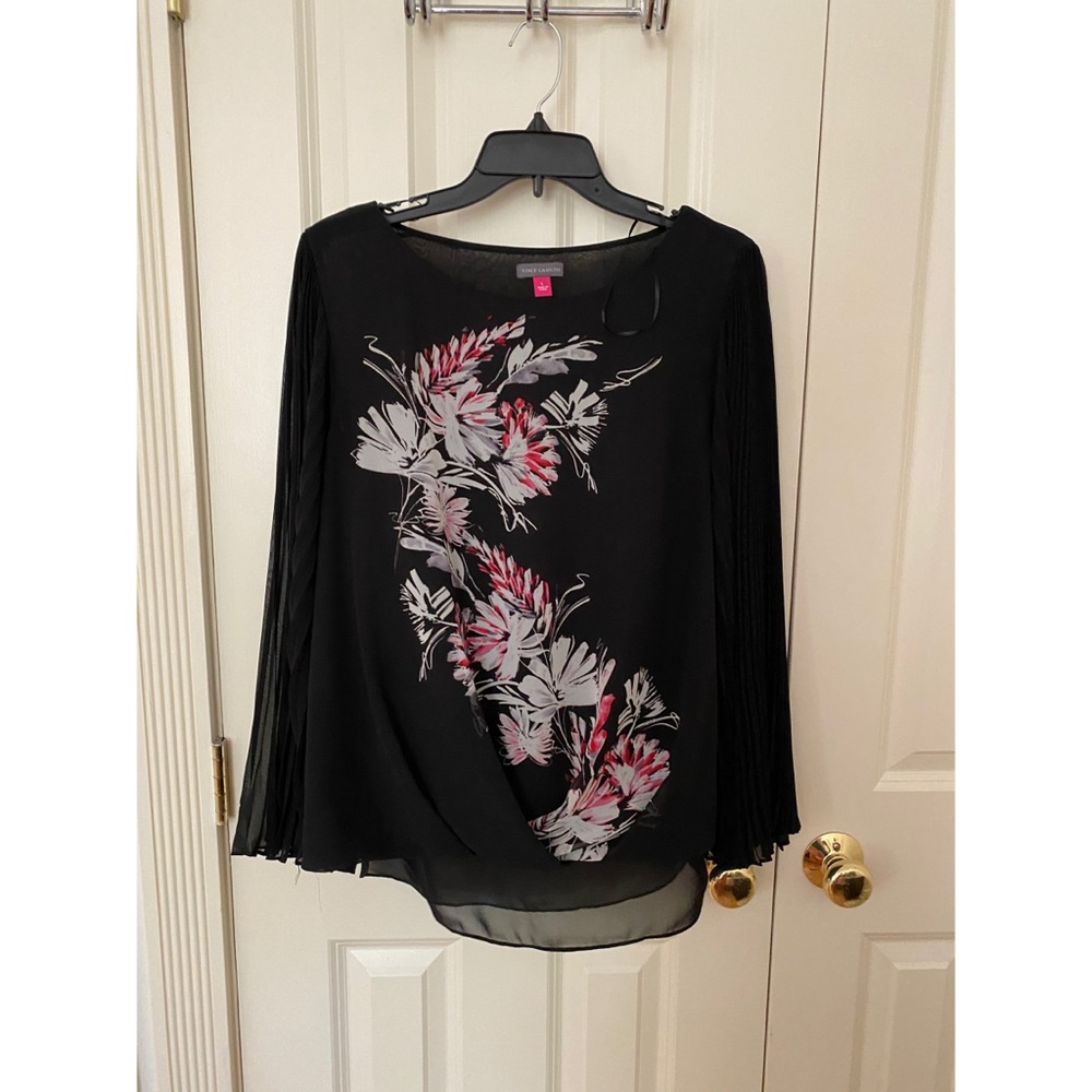 💖!! LAST CHANCE!!! 
Vince Camuto Long Pleat Sleeve Floral Blouse